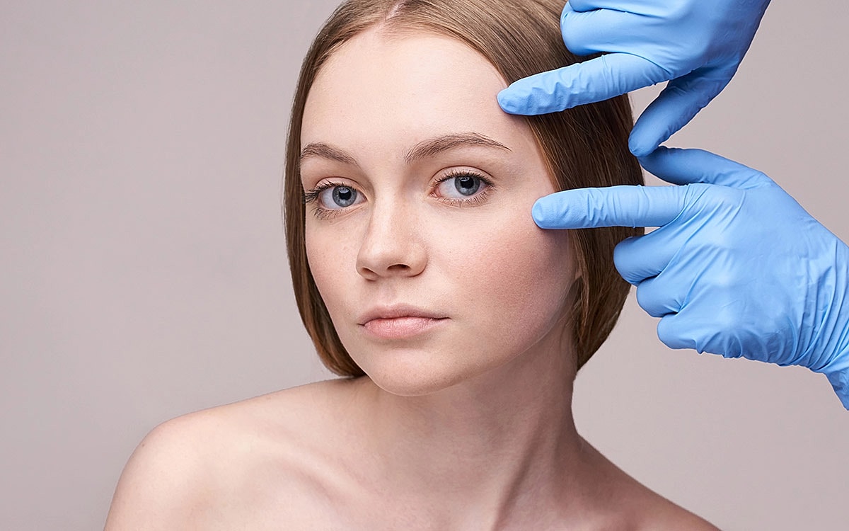 Woman at her surgeon consultation for eyelid lift